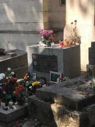 Link to Photo | photograph, France, grave, color, cemetery, death, Europe, day, Paris, Père Lachaise