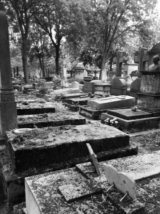 Link to Photo | photograph, France, grave, color, cemetery, death, Europe, day, Paris, Père Lachaise