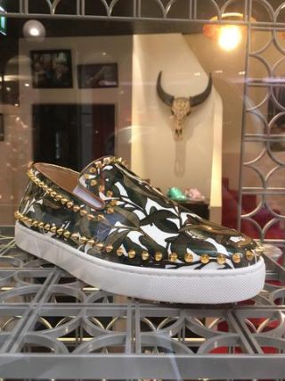 Link to Photo | photograph, fashion, France, shoe style, sneakers, amateur photography, color, shoe, 2019, display window, shoe store, Paris, luxury good