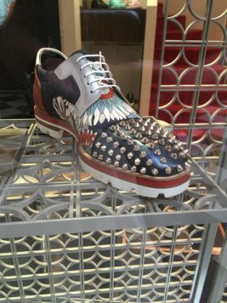 Link to Photo | photograph, fashion, France, shoe style, sneakers, amateur photography, color, shoe, 2019, display window, shoe store, Paris, luxury good