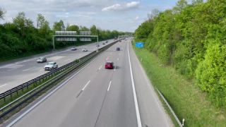 Link zum Video | Personenkraftwagen, Mai, Frühling, Auto, Handyvideo, Individualverkehr, Deutschland, Farbe, Mitteleuropa, Bundesautobahn, Europa, Süddeutschland, Autobahn, 2025, Tag, Metropolregion München, Bayern