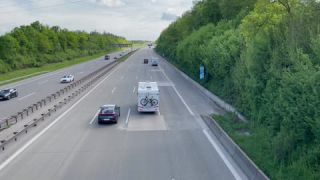 Link zum Video | Personenkraftwagen, Mai, Frühling, Auto, Handyvideo, Individualverkehr, Deutschland, Farbe, Mitteleuropa, Bundesautobahn, Europa, Süddeutschland, Autobahn, 2025, Tag, Metropolregion München, Bayern