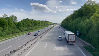 Link zum Video | Personenkraftwagen, Mai, Frühling, Auto, Handyvideo, Individualverkehr, Deutschland, Farbe, Mitteleuropa, Bundesautobahn, Europa, Süddeutschland, Autobahn, 2025, Tag, Metropolregion München, Bayern