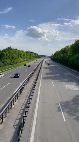 Link zum Video | Personenkraftwagen, Mai, Frühling, Auto, Handyvideo, Individualverkehr, Deutschland, Farbe, Mitteleuropa, Bundesautobahn, Europa, Süddeutschland, Autobahn, 2025, Tag, Metropolregion München, Bayern