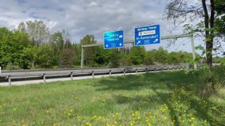 Link zum Video | Personenkraftwagen, Mai, Frühling, Auto, Handyvideo, Individualverkehr, Deutschland, Farbe, Mitteleuropa, Bundesautobahn, Europa, Süddeutschland, Autobahn, 2025, Tag, Metropolregion München, Bayern