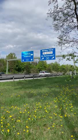 Link zum Video | Personenkraftwagen, Mai, Frühling, Auto, Handyvideo, Individualverkehr, Deutschland, Farbe, Mitteleuropa, Bundesautobahn, Europa, Süddeutschland, Autobahn, 2025, Tag, Metropolregion München, Bayern