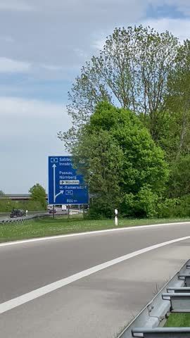 Link zum Video | Personenkraftwagen, Mai, Frühling, Auto, Handyvideo, Individualverkehr, Deutschland, Farbe, Mitteleuropa, Bundesautobahn, Europa, Süddeutschland, Autobahn, 2025, Tag, Metropolregion München, Bayern