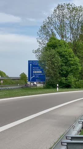 Link zum Video | Personenkraftwagen, Mai, Frühling, Auto, Handyvideo, Individualverkehr, Deutschland, Farbe, Mitteleuropa, Bundesautobahn, Europa, Süddeutschland, Autobahn, 2025, Tag, Metropolregion München, Bayern