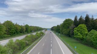 Link zum Video | Personenkraftwagen, Mai, Frühling, Auto, Handyvideo, Individualverkehr, Deutschland, Farbe, Mitteleuropa, Bundesautobahn, Europa, Süddeutschland, Autobahn, 2025, Tag, Metropolregion München, Bayern