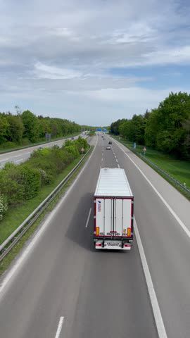 Link zum Video | Personenkraftwagen, Mai, Frühling, Auto, Handyvideo, Individualverkehr, Deutschland, Farbe, Mitteleuropa, Bundesautobahn, Europa, Süddeutschland, Autobahn, 2025, Tag, Metropolregion München, Bayern