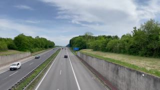Link zum Video | Personenkraftwagen, Mai, Frühling, Auto, Handyvideo, Individualverkehr, Deutschland, Farbe, Mitteleuropa, Bundesautobahn, Europa, Süddeutschland, Autobahn, 2025, Tag, Metropolregion München, Bayern