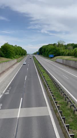 Link zum Video | Personenkraftwagen, Mai, Frühling, Auto, Handyvideo, Individualverkehr, Deutschland, Farbe, Mitteleuropa, Bundesautobahn, Europa, Süddeutschland, Autobahn, 2025, Tag, Metropolregion München, Bayern