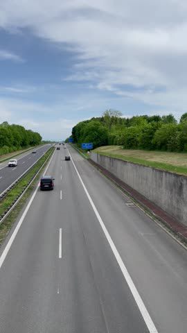 Link zum Video | Personenkraftwagen, Mai, Frühling, Auto, Handyvideo, Individualverkehr, Deutschland, Farbe, Mitteleuropa, Bundesautobahn, Europa, Süddeutschland, Autobahn, 2025, Tag, Metropolregion München, Bayern