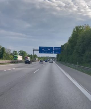 Link zum Video | Personenkraftwagen, Mai, Frühling, Auto, Handyvideo, Individualverkehr, Deutschland, Farbe, Mitteleuropa, Bundesautobahn, Europa, Süddeutschland, Autobahn, 2025, Tag, Metropolregion München, Bayern
