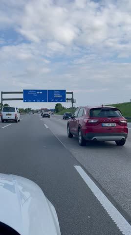 Link zum Video | Personenkraftwagen, Mai, Frühling, Auto, Handyvideo, Individualverkehr, Deutschland, Farbe, Mitteleuropa, Bundesautobahn, Europa, Süddeutschland, Autobahn, 2025, Tag, Metropolregion München, Bayern