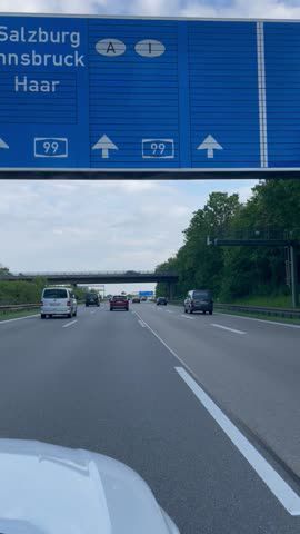 Link zum Video | Personenkraftwagen, Mai, Frühling, Auto, Handyvideo, Individualverkehr, Deutschland, Farbe, Mitteleuropa, Bundesautobahn, Europa, Süddeutschland, Autobahn, 2025, Tag, Metropolregion München, Bayern