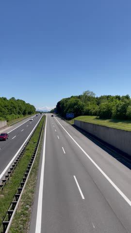 Link zum Video | Personenkraftwagen, Mai, Frühling, Auto, Handyvideo, Individualverkehr, Deutschland, Farbe, Mitteleuropa, Bundesautobahn, Europa, Süddeutschland, Autobahn, 2025, Tag, Metropolregion München, Bayern