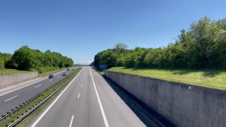 Link zum Video | Personenkraftwagen, Mai, Frühling, Auto, Handyvideo, Individualverkehr, Deutschland, Farbe, Mitteleuropa, Bundesautobahn, Europa, Süddeutschland, Autobahn, 2025, Tag, Metropolregion München, Bayern
