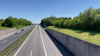 Link zum Video | Personenkraftwagen, Mai, Frühling, Auto, Handyvideo, Individualverkehr, Deutschland, Farbe, Mitteleuropa, Bundesautobahn, Europa, Süddeutschland, Autobahn, 2025, Tag, Metropolregion München, Bayern