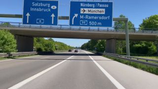 Link zum Video | Personenkraftwagen, Mai, Frühling, Auto, Handyvideo, Individualverkehr, Deutschland, Farbe, Mitteleuropa, Bundesautobahn, Europa, Süddeutschland, Autobahn, 2025, Tag, Metropolregion München, Bayern