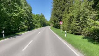 Link zum Video | Personenkraftwagen, Mai, Frühling, Auto, Handyvideo, Individualverkehr, Deutschland, Farbe, Mitteleuropa, Bundesautobahn, Europa, Süddeutschland, Autobahn, 2025, Tag, Metropolregion München, Bayern