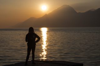 Link zum Foto | 2021, Sonnenuntergang, Mädchen, Gardasee, Oberitalien