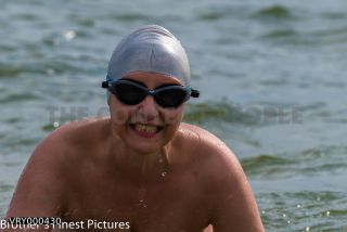 Link zum Foto | Sommer, Meer, Freizeit, Deutschland, flüssiges Wasser, Rügen, Frau, Schwimmbrille, Ostsee, Schwimmen, Urlaub, körperliche Aktivität, Badekappe